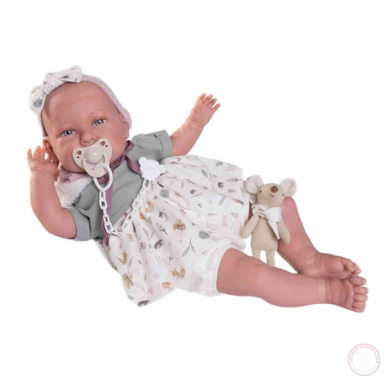 Detalle de Daniela con accesorios para cuidar
