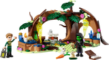 Detalle de accesorios LEGO Wicked Guarida de Elphaba incluyendo amapola prensada en libro de Glinda, juego de té con tazas, The Grimmerie en escritorio y figuras de conejos del bosque en set 75687
