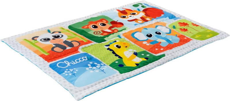 Detalle de la alfombra de actividades CHICCO Amigos del Bosque mostrando su amplia superficie acolchada con ilustraciones de animales en colores vibrantes, perfecta para tummy time y juego libre del bebé desde el nacimiento
