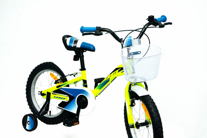 Detalle de la cesta frontal y manillar de la bicicleta UMIT Alice 16" verde, mostrando el diseño elegante con acabados de calidad y frenos seguros para niñas
