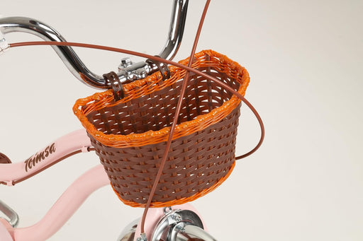 Detalle de la cesta marrón con borde naranja de la bicicleta Toimsa Vintage

