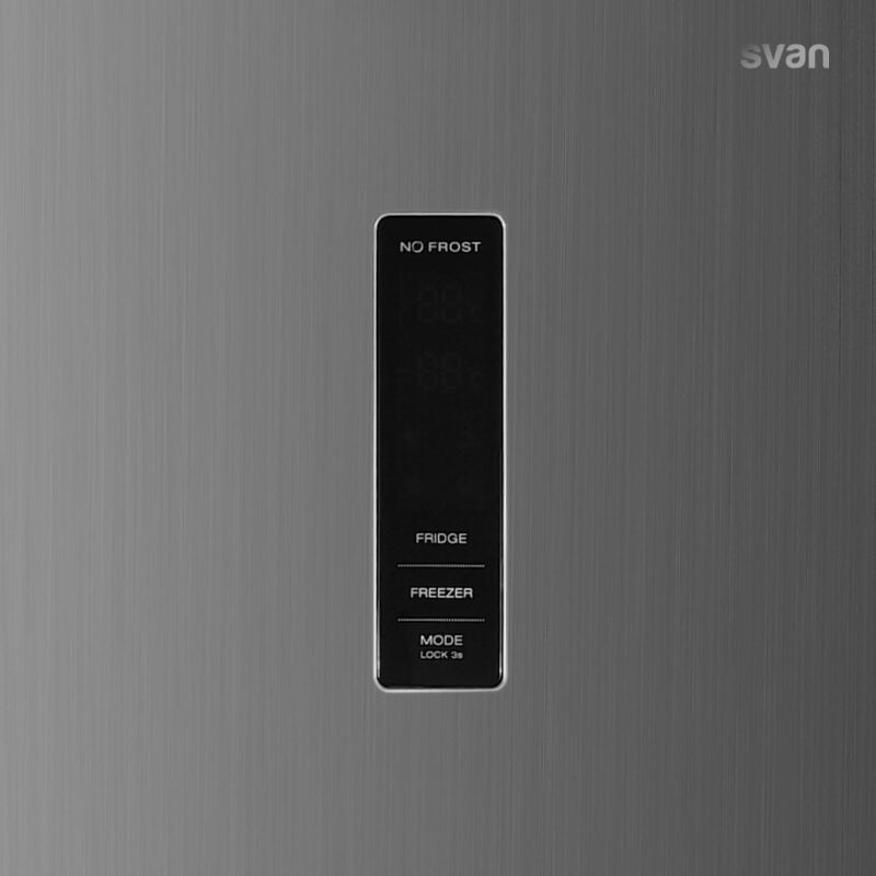 Detalle de la pantalla digital táctil del frigorífico Svan SC185603 No Frost
