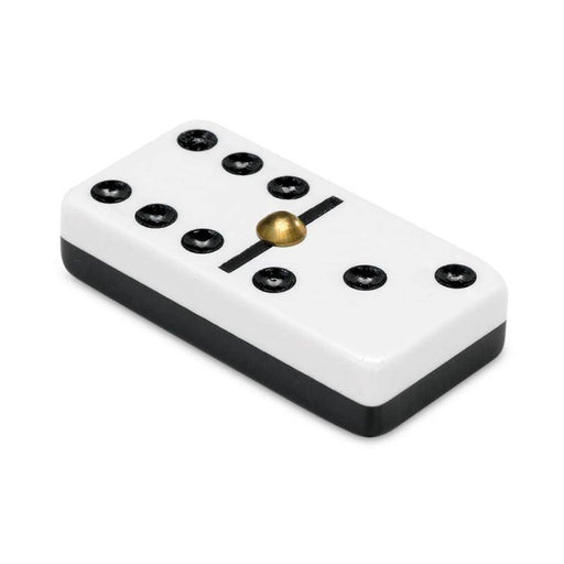 Detalle de las fichas de dominó Cayro en metacrilato de alta calidad con puntos grabados con precisión, destacando su transparencia y acabado premium sobre fondo neutro
