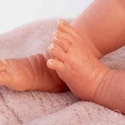 Detalle de muñeca reborn de 50 cm con culotte
