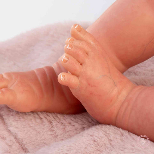 Detalle de muñeca reborn de 50 cm con culotte
