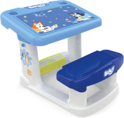Detalle del pupitre Bluey con asiento integrado y superficie amplia para dibujar.

