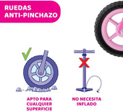 Detalle del sillín antideslizante ajustable y manillar de goma ergonómico de la Chicco First Bike rosa, adaptable en altura para acompañar el crecimiento del niño desde 85cm de altura
