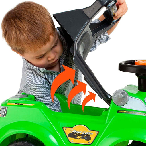 Detalle del volante con claxon electrónico y maletero.
