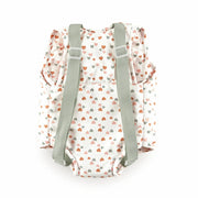 Detalle trasero de la mochila portabebés con tirantes ajustables en espiga verde
