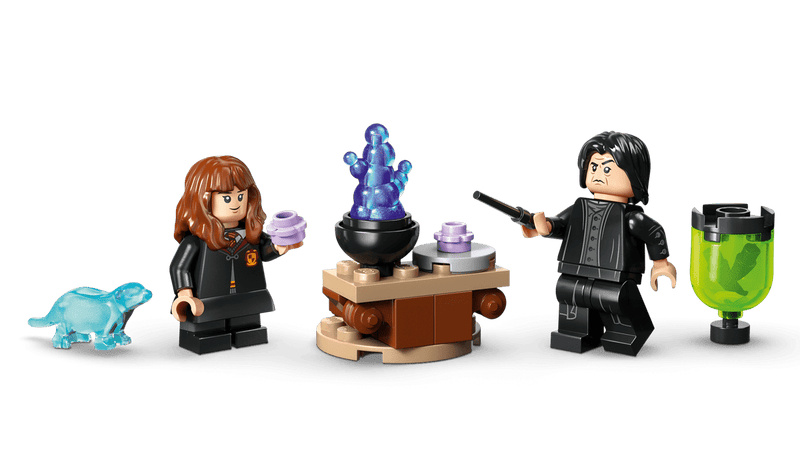 Dos minifiguras LEGO Harry Potter 76464: Hermione túnica, Snape negro, Patronus nutria y caldero pociones
