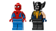 Dos minifiguras LEGO Marvel 76336: Spider-Man traje clásico y Lobezno Venomizado negro con garras

