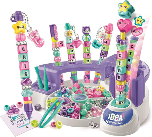 Ejemplo de bolígrafos personalizados creados con el kit Pen Creator Message, decorados con mensajes motivadores y elementos coloridos de Clementoni
