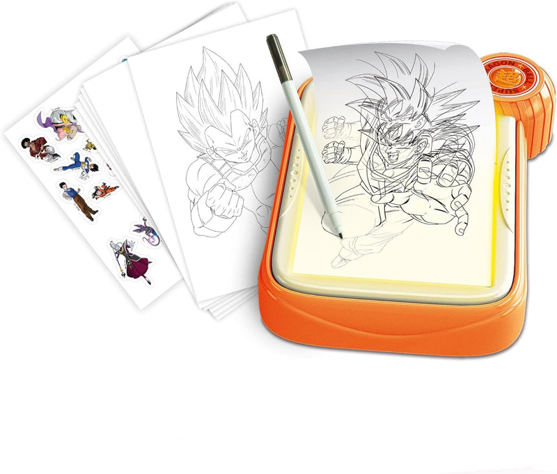 Ejemplo de dibujos luminosos de personajes de Dragon Ball creados en la pizarra con rotuladores especiales que hacen brillar las ilustraciones en la oscuridad
