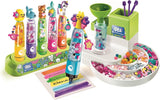 Ejemplos de subrayadores fluorescentes personalizados creados con el Laboratorio Clementoni decorados con pegatinas brillantes, dijes y elementos en 3D en colores vibrantes
