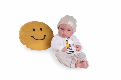 Erik Antonio Juan con chaqueta y cojín sonrisa
