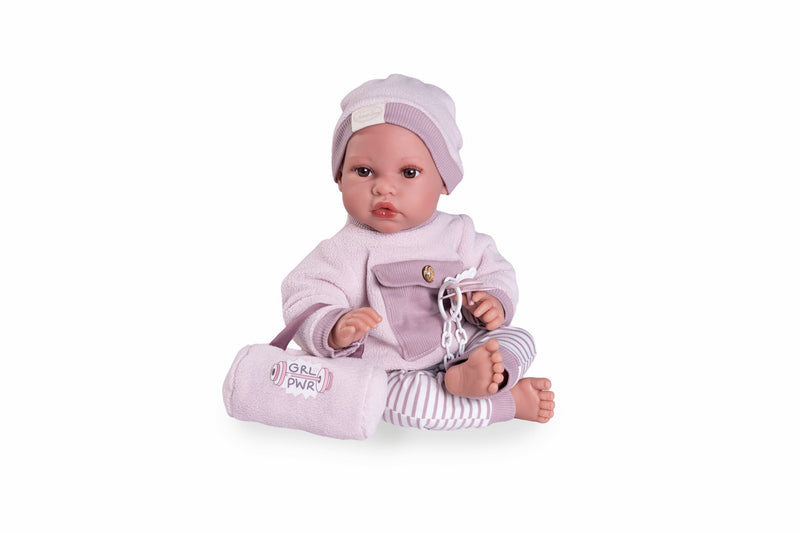 Erika con bolsa de deporte y gorro rosa
