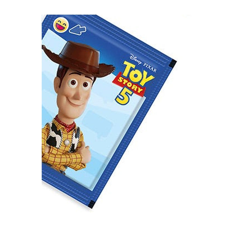 Sobre de cromos Panini Toy Story 5 con 5 cromos, diseño de Woody
