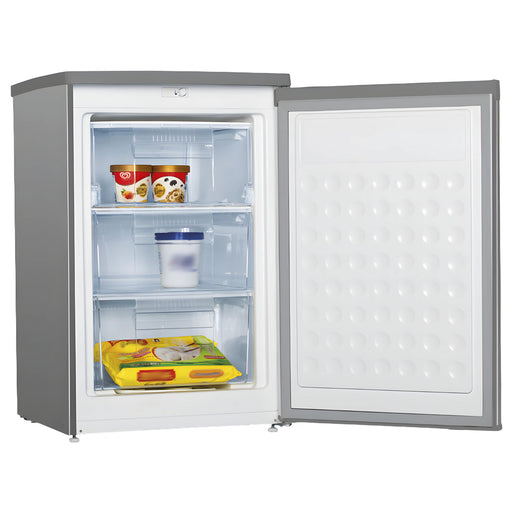 Detalle del interior del frigorífico Infiniton, mostrando sus bandejas de cristal y luz LED.