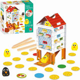 Gallina de madera con piezas apiladas.
