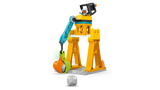 Grúa torre LEGO DUPLO 10476 con bola de demolición, excavadora y figura de obrero
