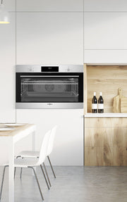Horno de gas Vitrokitchen HG902I encastrado en un mueble columna de cocina blanca