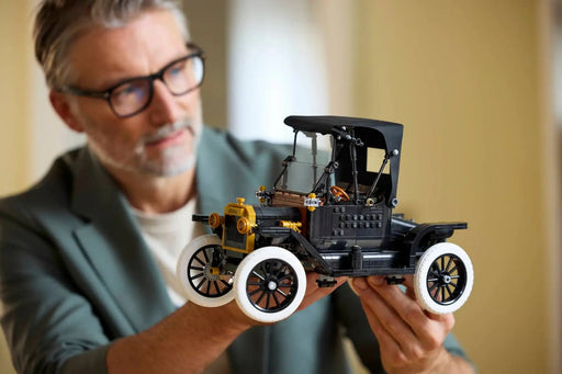 Hombre mostrando LEGO Icons 11376 Ford Model T construido
