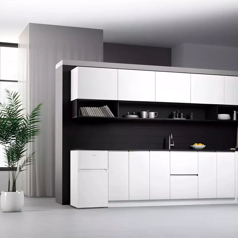 Frigorífico Infiniton FG-85D8WEH integrado en una cocina moderna de muebles negros