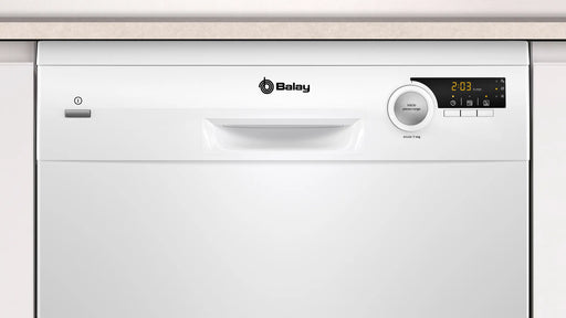 Interior del lavavajillas Balay 3VS506BP mostrando cesta superior RackMatic regulable en 3 posiciones, cesta inferior con varillas abatibles y cestillo para cubiertos, cuba de plástico resistente
