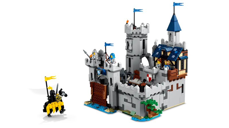 Interior detallado LEGO Castillo Medieval 31168: gran salón, establo, herrería, alcoba del rey, cofre del tesoro y terrazas almenadas
