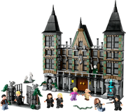 Interior detallado de LEGO Mansión Malfoy 76453 mostrando salón principal, biblioteca y dormitorios aristocráticos
