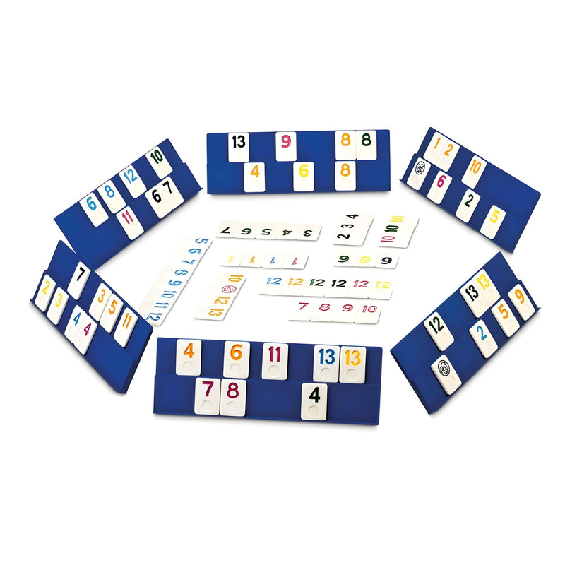 Juego Rummi Classic Cayro para 6 jugadores con fichas numeradas y soportes, ideal para diversión en familia y aprendizaje educativo.