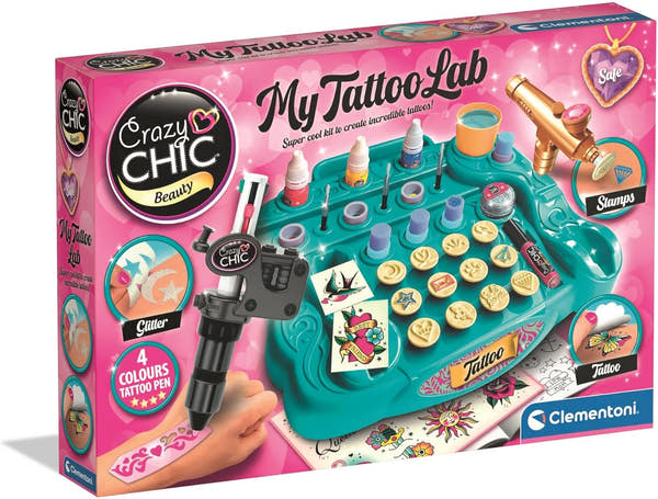 Kit Tattoo Studio de Clementoni con plantillas, rotuladores especiales y papel de transferencia para crear tatuajes temporales personalizados y seguros en casa
