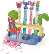 Kit creativo Clementoni Crea tus bolígrafos Stitch mostrando los materiales incluidos: cuerpos de bolígrafos, elementos decorativos de Stitch y accesorios de personalización
