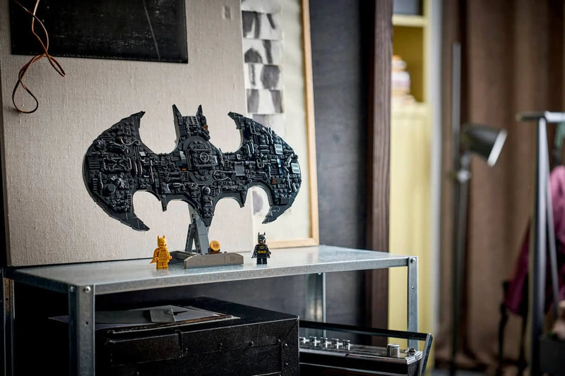 LEGO 76330 logotipo Batman exhibido pared decoración 3 minifiguras base gris
