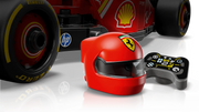 LEGO 77242 detalle casco Ferrari, volante F1 junto al monoplaza SF-24

