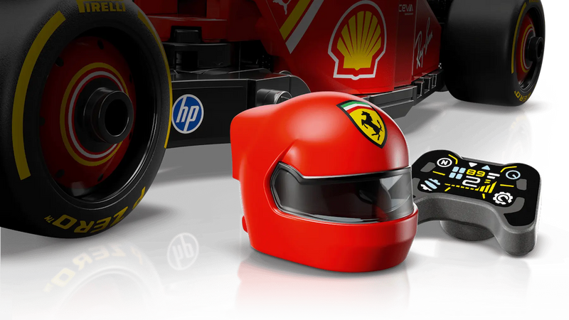 LEGO 77242 detalle casco Ferrari, volante F1 junto al monoplaza SF-24
