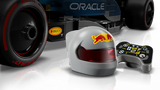 LEGO 77243 detalle casco Red Bull, volante F1 junto al monoplaza RB20
