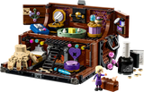 LEGO Apartamento de Cosa 76785 mostrando la función interactiva de la ducha con manivela giratoria y la figura articulada de Cosa en acción dentro del baúl-apartamento
