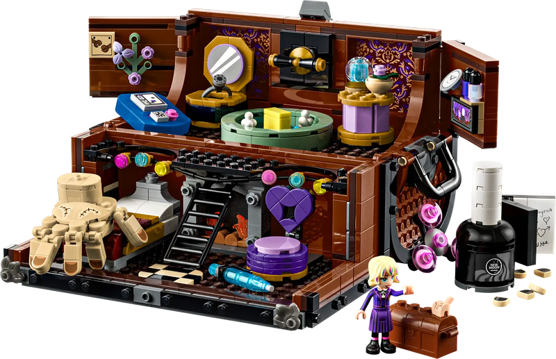 LEGO Apartamento de Cosa 76785 mostrando la función interactiva de la ducha con manivela giratoria y la figura articulada de Cosa en acción dentro del baúl-apartamento
