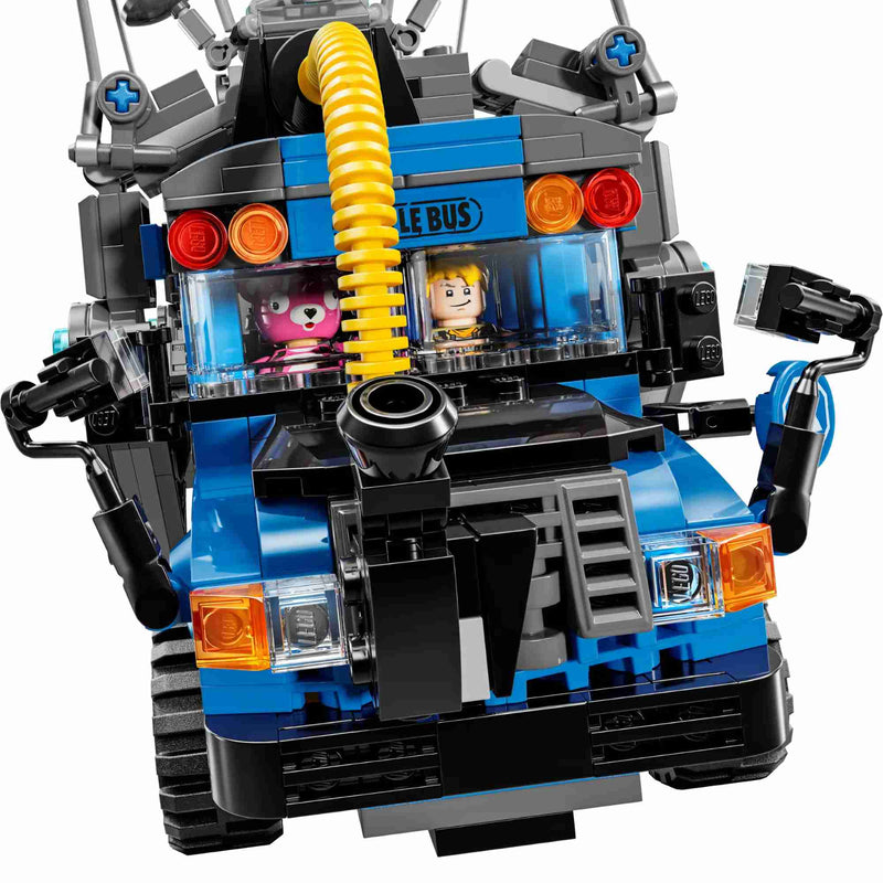 LEGO Fortnite Autobús de Batalla 77073 completamente montado en exhibición mostrando el diseño auténtico del videojuego con su característico color azul, globo aerostático y detalles exteriores, ideal para coleccionistas gaming

