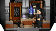 LEGO Harry Potter 76464 interior aula pociones con Snape, caldero azul, pizarra, mesas y frascos ingredientes
