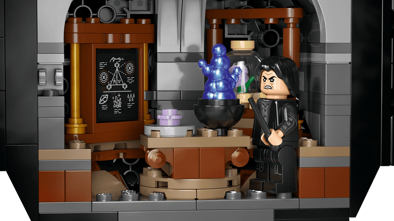 LEGO Harry Potter 76464 interior aula pociones con Snape, caldero azul, pizarra, mesas y frascos ingredientes

