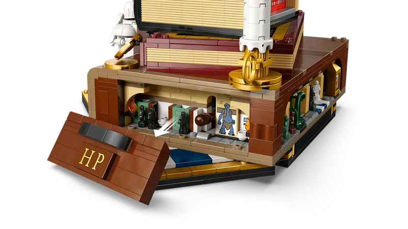 LEGO Harry Potter 76466 interior baúl con escena trol, libros apilados, Hedwig blanca y accesorios mágicos
