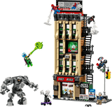 LEGO Marvel 76342 Daily Bugle vista completa con Mysterio, Spider-Man volando, meca Rino y quiosco
