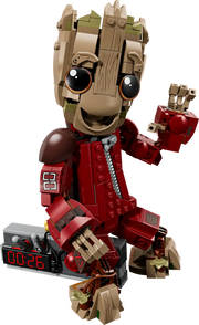 LEGO Marvel Groot 76341 vista detallada traje Saqueador rojo, cabeza madera, ojos grandes y detonador
