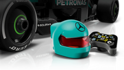 LEGO Mercedes 77244 detalle casco turquesa, volante F1 junto al W15 PETRONAS
