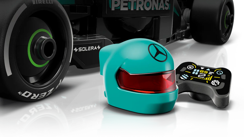 LEGO Mercedes 77244 detalle casco turquesa, volante F1 junto al W15 PETRONAS
