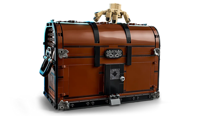 LEGO Miércoles Apartamento de Cosa 76785 baúl cerrado mostrando el diseño decorativo exterior del set de 828 piezas para mayores de 10 años con figura articulada de Cosa
