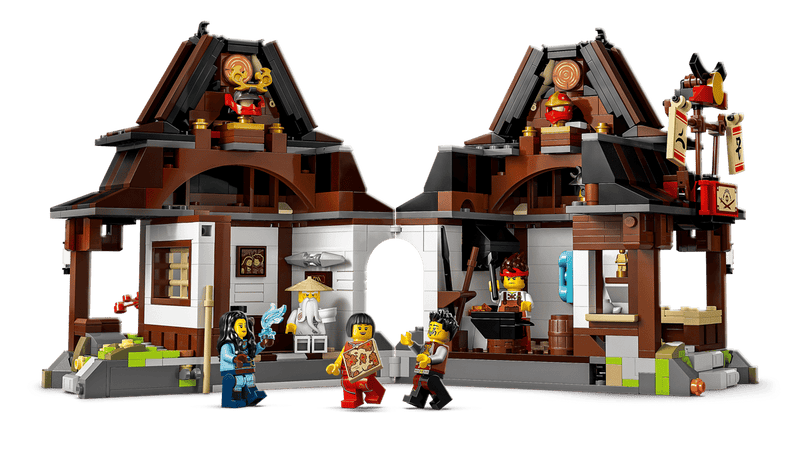 LEGO Ninjago 71858 Herrería Cuatro Armas vista frontal con minifiguras y detalles arquitectónicos
