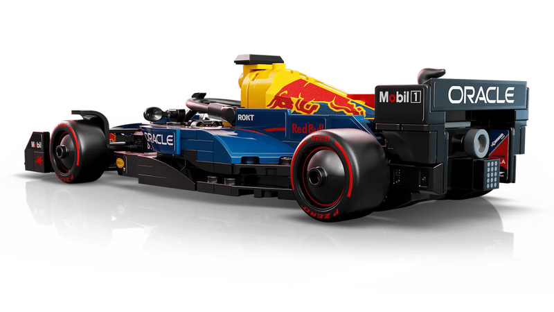 LEGO Red Bull Racing 77243 vista lateral mostrando alerón, pontones Oracle y decoración RB20 F1
